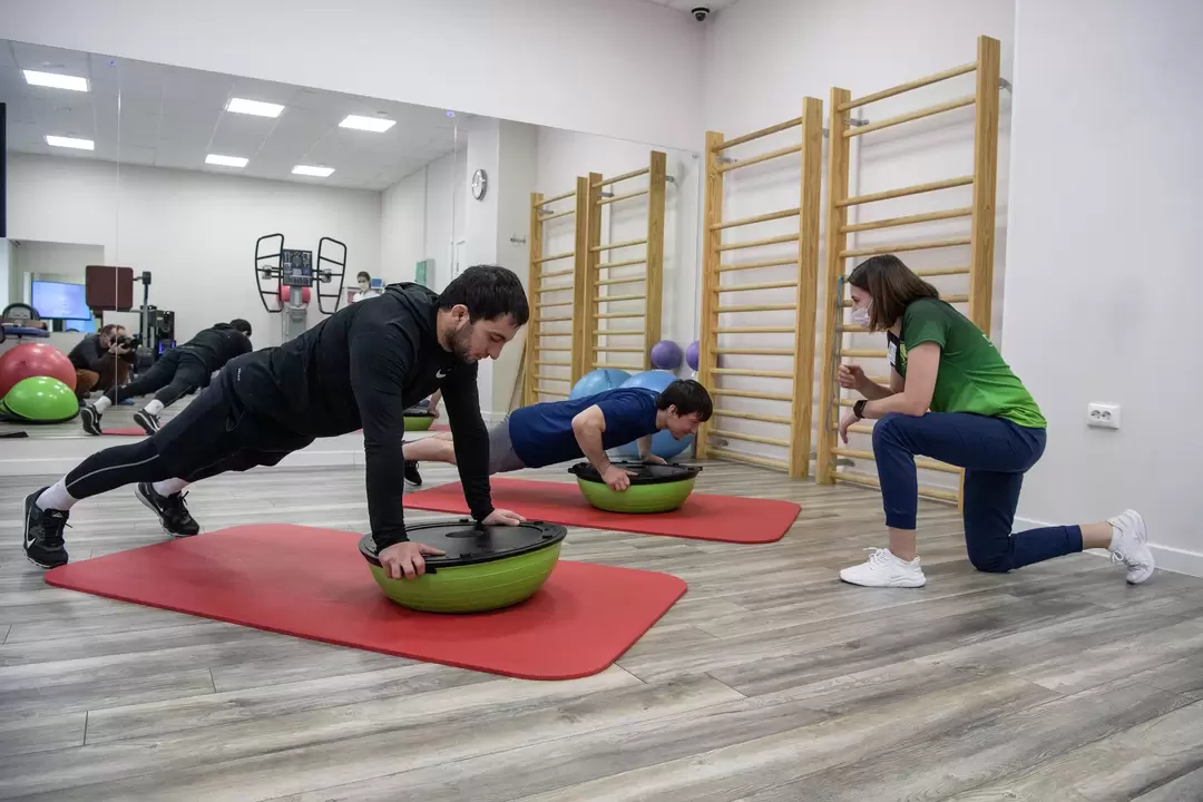 Rehabilitation therapists conduct exercise therapy classes with patients with low back pain