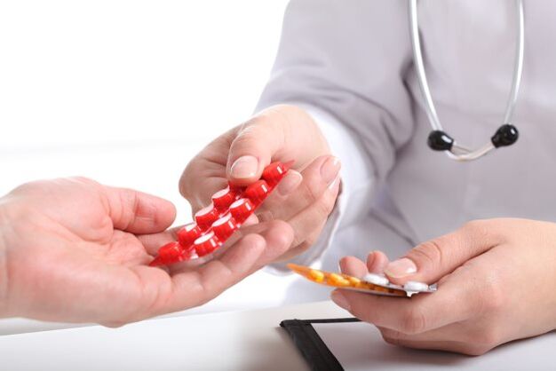 doctors give pills to treat osteochondrosis